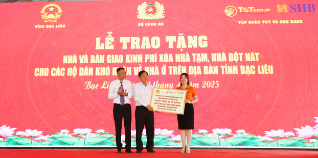 Đại diện Tập đoàn T&T Group và Ngân hàng SHB trao bảng tượng trưng hỗ trợ kinh phí 42 tỷ đồng để xây dựng 700 căn nhà cho các hộ dân khó khăn trên địa bàn tỉnh Bạc Liêu