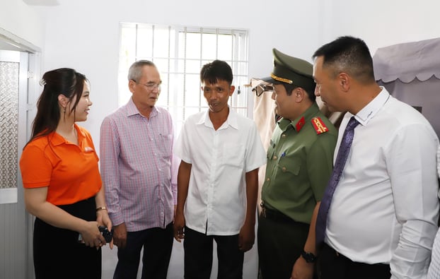 Lãnh đạo Bộ Công an, lãnh đạo tỉnh Bạc Liêu cùng đại diện Tập đoàn T&T Group và Ngân hàng SHB thăm hỏi, trao nhà cho hộ gia đình anh Nguyễn Văn Bi