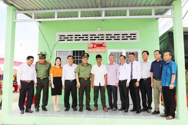 Lãnh đạo Bộ Công an, lãnh đạo tỉnh Bạc Liêu và đại diện Tập đoàn T&T Group, Ngân hàng SHB dự khánh thành nhà của hộ dân được hỗ trợ