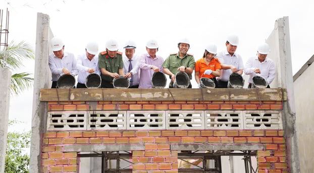 Lãnh đạo Bộ Công an, lãnh đạo tỉnh Bạc Liêu cùng đại diện Tập đoàn T&T Group và Ngân hàng SHB làm nghi thức cất nóc nhà cho hộ nghèo