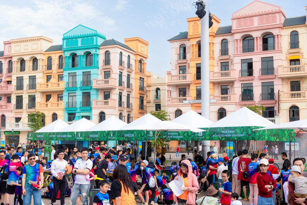 Đông đảo khách ghé thăm gian hàng của các thương hiệu trong hệ sinh thái xanh của Vingroup