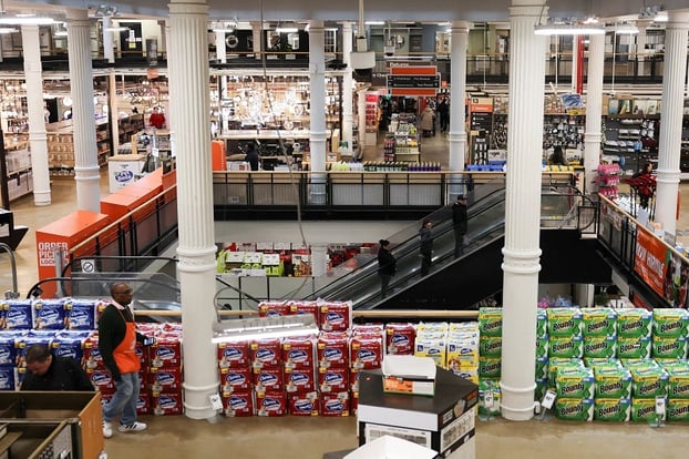 Người mua sắm tại một cửa hàng Home Depot ở Manhattan, Mỹ. (Ảnh: New York Times)