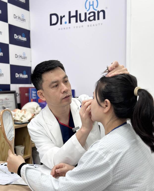 Bác sĩ Nguyễn Duy Huân là bác sĩ có 15 năm kinh nghiệm trong lĩnh vực phẫu thuật chỉnh hình. (Ảnh: Dr.Huân)
