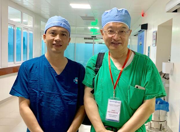 Bác sĩ Huân có nhiều kinh nghiệm làm việc cùng các chuyên gia làm đẹp trong khu vực. (Ảnh: Dr.Huân)