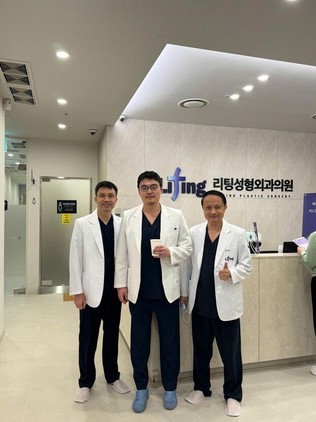 Trao đổi và học hỏi với các đồng nghiệp quốc tế giúp anh thêm vững vàng về chuyên môn. (Ảnh: Dr.Huân)