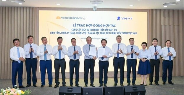 Tổng Giám đốc Tập đoàn VNPT Huỳnh Quang Liêm và Tổng Giám đốc Vietnam Airlines Lê Hồng Hà cùng trao hợp đồng hợp tác