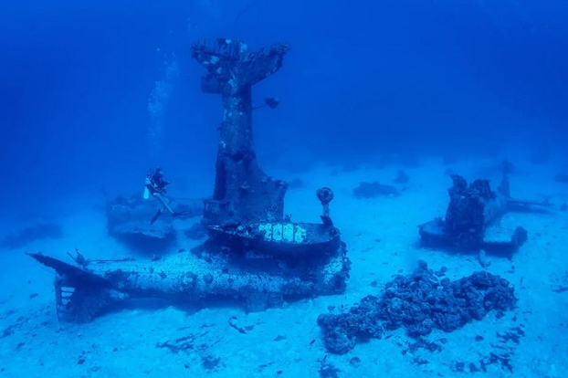 Xác máy bay cùng một số tàu quân sự bị đánh chìm trong Thế chiến II tại Kwajalein Atoll, Quần đảo Marshall. (Ảnh: Getty Images)