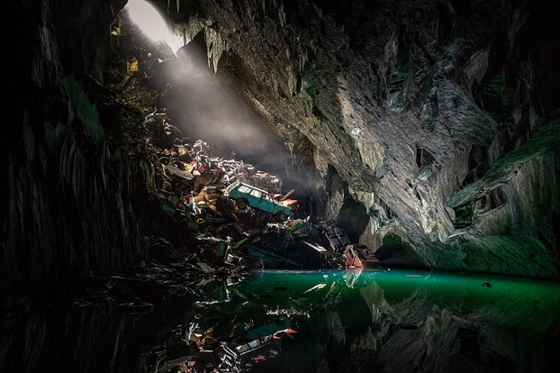 Hình ảnh tương phản kỳ ảo trong Hang động Linh hồn đã mất ở xứ Wales. (Ảnh: BCD Urbex)