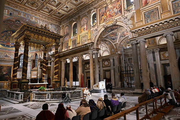 Giáo hoàng Francis trong một lần tới thăm Vương cung Thánh đường Đức Bà Cả. (Ảnh: Reuters)