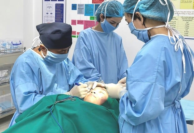 Một ca phẫu thuật thẩm mỹ mắt do BS.Jack Long thực hiện