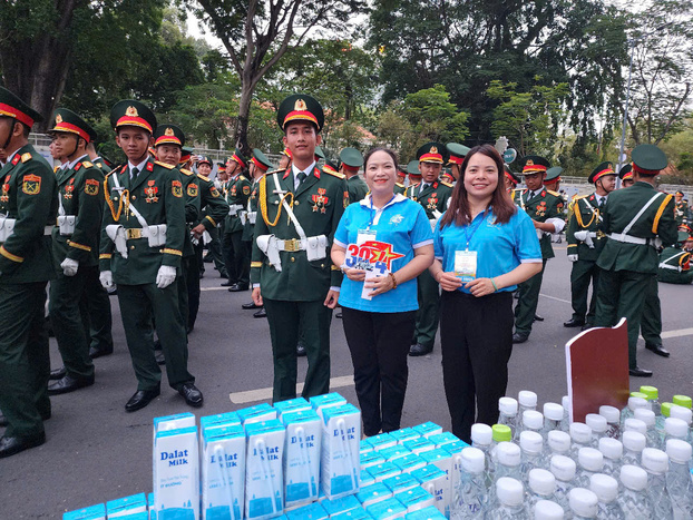Vừa chụp hình kỷ niệm với khối Sĩ quan Hậu cần Kỹ thuật, chị Tô Thị Thuận còn được một chiến sĩ dán lên má lá cờ Tổ quốc