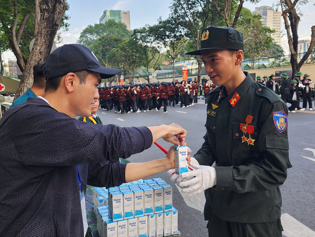 Các chiến khối Cảnh sát Cơ động, Công an TPHCM,… đón nhận hộp sữa Dalatmilk trong phút nghỉ tại chỗ trước giờ Tổng duyệt