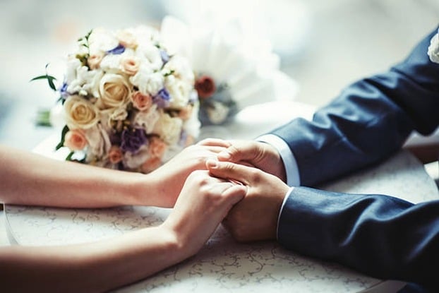 Hôn nhân tình bạn như một cách để người trong cuộc trốn tránh áp lực gia đình và định kiện xã hội. (Ảnh minh họa)