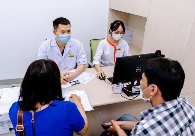 BSCKI Phạm Văn Hưởng – Phó Giám đốc chuyên môn bệnh viện tư vấn cho người bệnh.