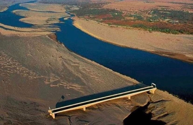Cơn bão mạnh thay đổi dòng chảy sông Choluteca ở Honduras, khiến cây cầu từ niềm tự hào trở thành vô dụng. (Ảnh: Wikipedia)