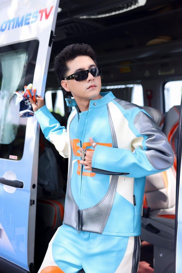 Rapper Lăng LD khiến khán giả trầm trồ vì vẻ điển trai và cool ngầu ấn tượng.