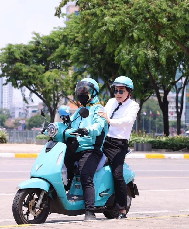 NSƯT Kim Tử Long giản dị đi xe công nghệ đến ghi hình cùng chương trình.
