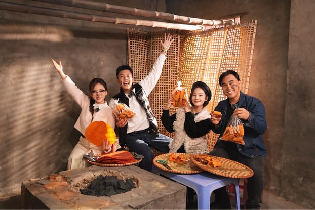 Trải nghiệm làm bánh đa gấc Kẻ Sặt đem đến nhiều thú vị cho các nghệ sĩ của 