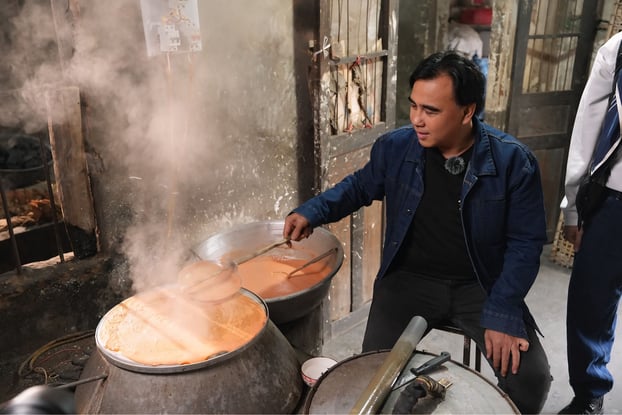 MC Quyền Linh trổ tài làm bánh đa gấc điêu luyện.
