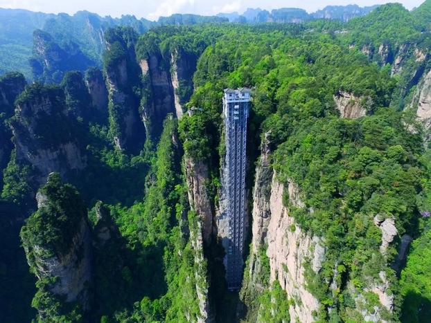 Thang máy Bạch Long tựa vào núi đá khổng lồ ở Trương Gia Giới. (Ảnh: The Sun)