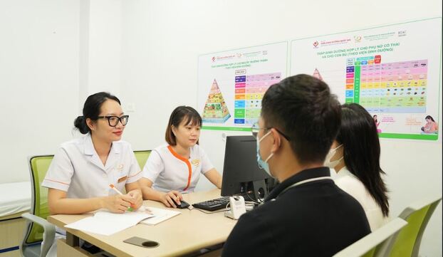 TS.BS Bùi Thị Phương Hoa, Trưởng phòng Nghiên cứu Khoa học và Đào tạo - Bác sĩ Di truyền tư vấn cho bệnh nhân.