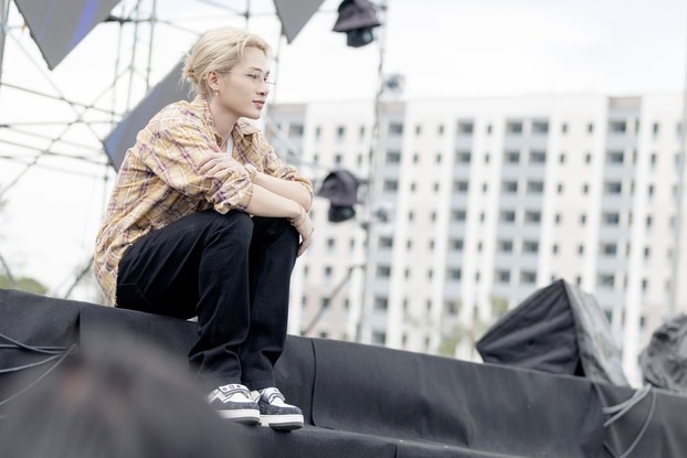Trong buổi rehearsal, Jack - J97 chọn phong cách streetwear đơn giản thường thấy với quần jeans phối áo khoác thêu và giày sneaker.