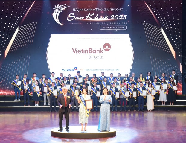 Bà Ngô Thu Phương - Trưởng phòng PTSP bán lẻ, Khối Bán lẻ nhận Giải thưởng Sao Khuê 2025 dành cho VietinBank digiGOLD