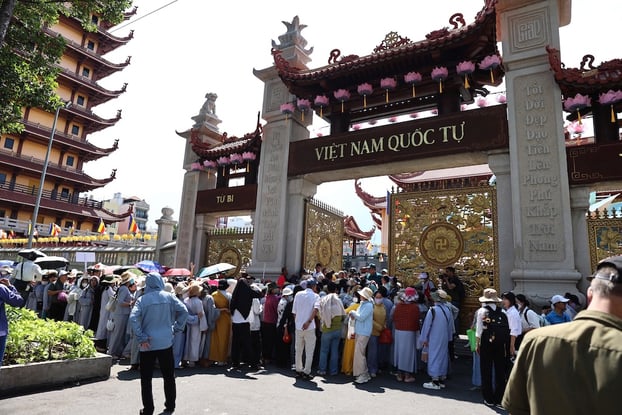 Chiều 6/5, hàng nghìn người dân đã đổ Việt Nam Quốc Tự (quận 10) để mong được chiêm ngưỡng Xá lợi trái tim Bồ tá Thích Quảng Đức