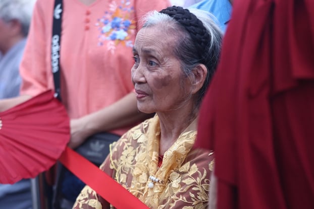 Bà Trần Thị Nhiệm (78 tuổi, ngụ quận Bình Tân) cho biết dù sức khoẻ không còn được tốt nhưng vẫn một lần được nhìn tận mắt và chiêm bái trái tim của Bồ tát Thích Quảng Đức, vì vậy cụ cùng các con đã có mặt tại đây và xếp hàng rất lâu để chờ tới lượt. 