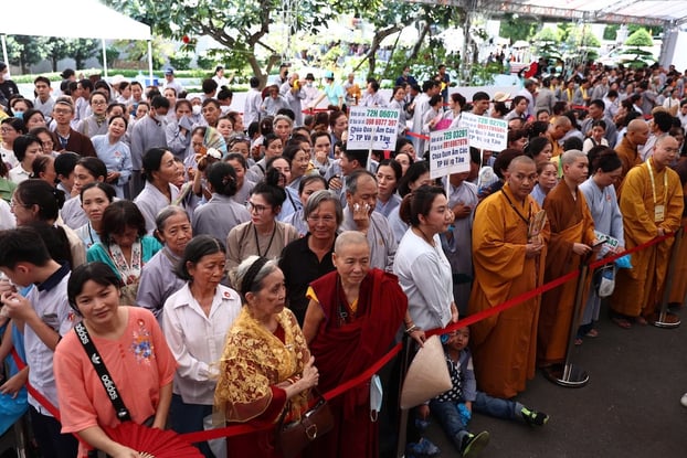 Bên trong sân chùa, hàng trăm người dân cùng các đoàn tăng ni từ khắp nơi đứng chờ trật tự trong nhiều giờ để chờ đến lượt vào chiêm bái