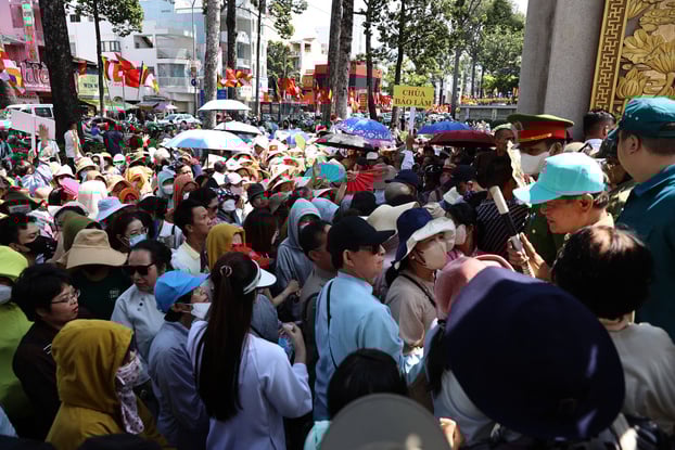 Lượng người đổ về quá đông khiến khu vực trước cổng Việt Nam Quốc Tự tương đối hổn loạn