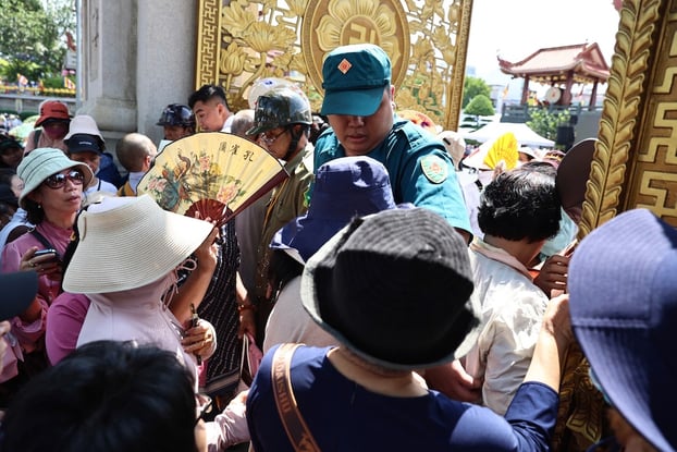 lực lượng an ninh cũng đã được bố trí kịp thời để hướng dẫn người dân