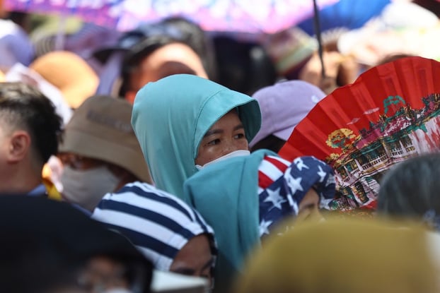 Người dân trùm kín người sẵng sàng đội nắng để chờ đợi được vào bên trong chiêm ngưỡng bảo vật 
