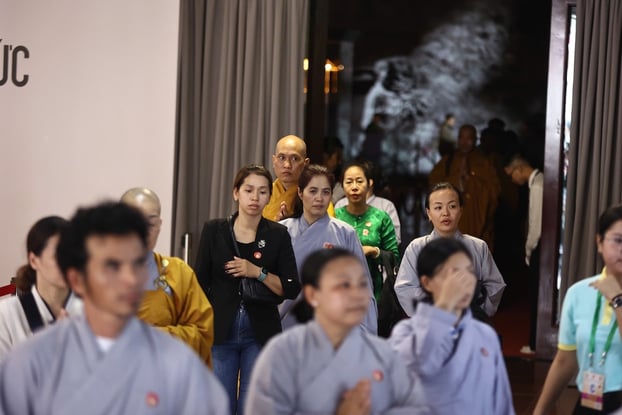 Người dân, tăng ni, phật tử được hướng dẫn đi theo 1 chiều, đặc biệt không dừng lại lâu trước xá lợi, mỗi người có thời gian khoảng 1 phút để chiêm bái