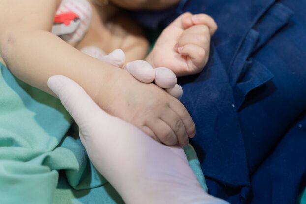 Bé T được gặp mẹ sau ca mổ có kết quả tích cực