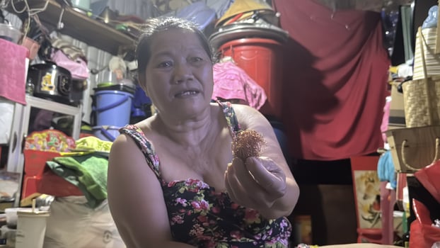 Sau những buổi đi nhặt ve chai, bà Mai tiếp tục ngồi lọc lại những lõi dây đồng để kiếm thêm thu nhập.