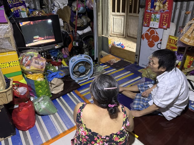 Bà Mai và bà Cảnh giải trí với chiếc ti vi đã cũ kỹ.