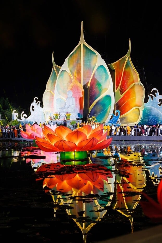 Lễ hội Hoa đăng cầu nguyện hòa bình thế giới (Ảnh: Việt Thanh)