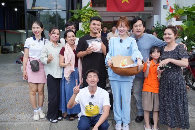Các nghệ sĩ nhiệt tình tham gia bán khăn lụa cho người dân địa phương.