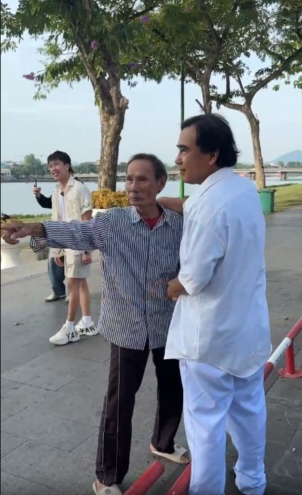 Cụ ông 83 tuổi vui mừng khi tình cờ gặp MC Quyền Linh ngoài đời.