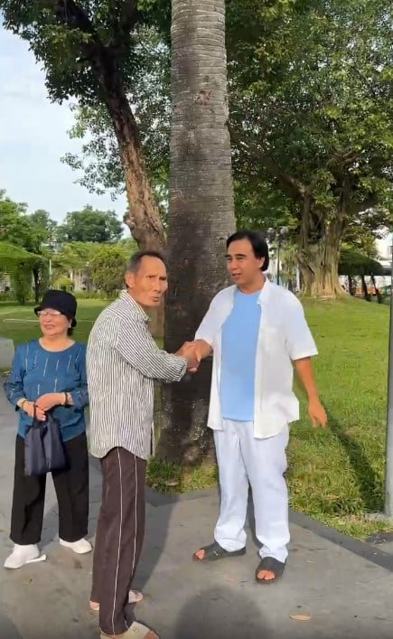 Cuộc gặp gỡ xúc động giữa MC Quyền Linh và vị khán giả đặc biệt.