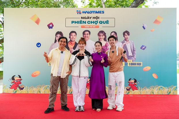 Quyền Linh cùng các nghệ sĩ khách mời tại sự kiện.