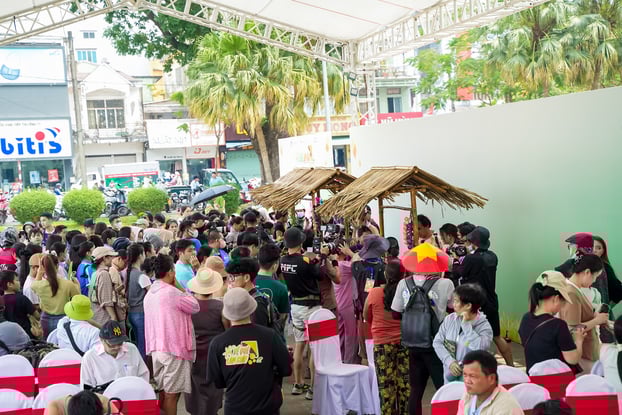 Không gian phiên chợ được bài trí theo phong cách làng quê xứ Trung bộ, với các gánh hàng dân dã, mái lá đơn sơ, lồng đèn tre đung đưa trên cao. Hàng loạt đặc sản trứ danh của Huế như bánh bèo, bánh nậm, bún bò, chè hẻm, mè xửng... được bày bán tại chỗ, vừa bắt mắt vừa thơm lừng