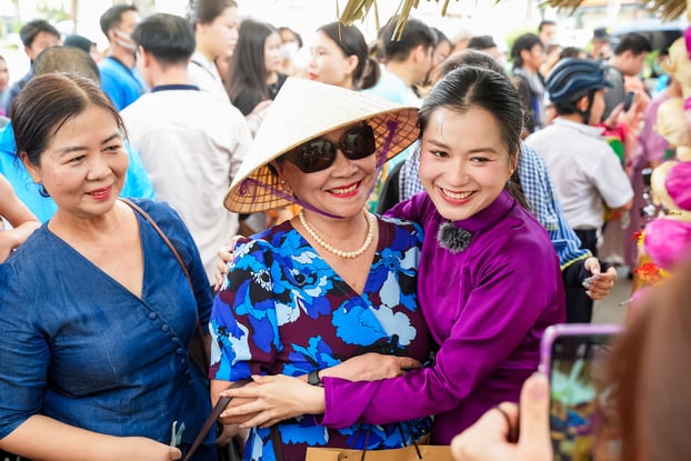 Các cụ bà diện áo dài truyền thống dạo bước, còn những khán giả nhỏ tuổi thì háo hức chờ đợi được giao lưu cùng nghệ sĩ.