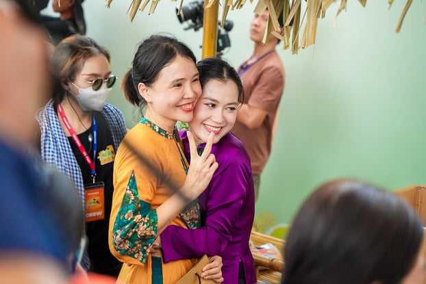 Lâm Vỹ Dạ gần gũi giao lưu với người dân địa phương.