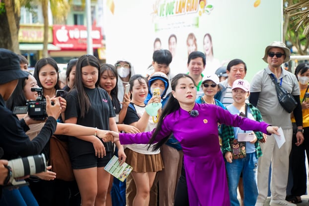 Trong khi đó, nữ nghệ sĩ Lâm Vỹ Dạ thì khiến khán đài cười nghiêng ngả với lối trò chuyện duyên dáng