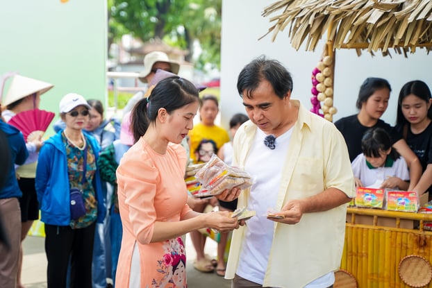 NSƯT Quyền Linh – gương mặt quen thuộc của những chương trình thiện nguyện, đã khiến cả công viên rộn vang tiếng vỗ tay với những lời dẫn dắt và giao lưu với khán giả đầy cảm xúc
