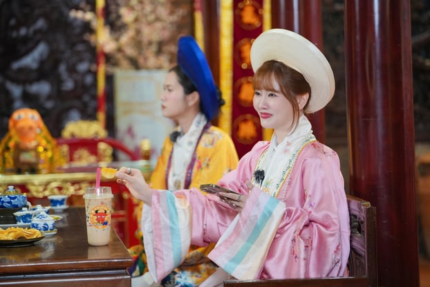 Trong khi Lâm Vỹ Dạ ghi điểm với vẻ sự nền nã khi hóa thân thành một hoàng hậu quyền quý thì Hari Won gây ấn tượng bởi sự dịu dàng, trẻ trung đỏm dáng tiểu thư.