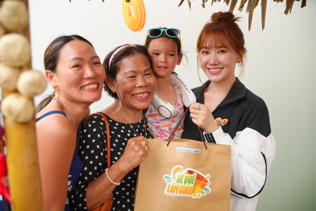 Ca sĩ Hari Won tươi tắn, thân thiện, liên tục giao lưu, chụp ảnh cùng khán giả