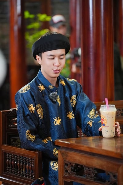“Boy phố” Long Vũ lạ lẫm với tạo hình áo dài truyền thống, đầu đội khăn xếp, đậm chất thư sinh, khiến nhiều người liên tưởng ngay đến hình ảnh một hoàng tử thời xưa.